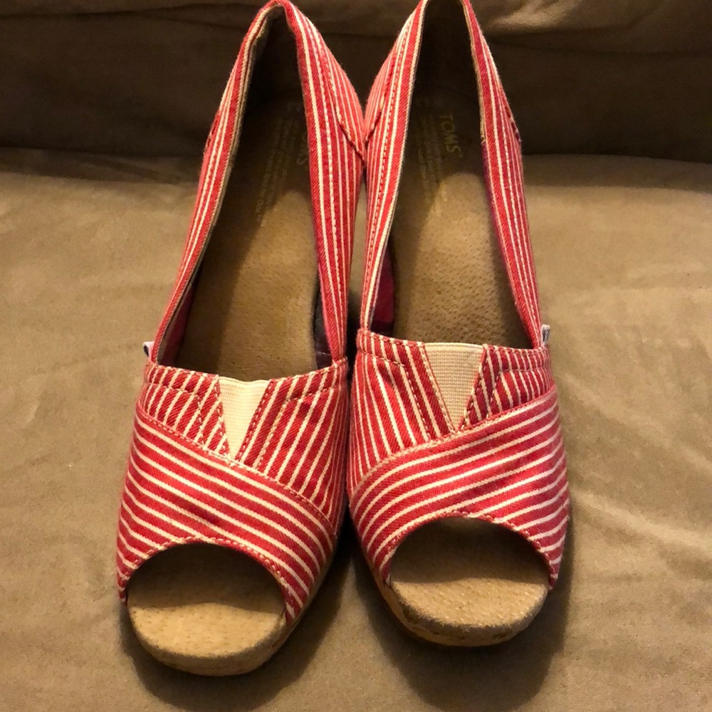 Toms size 9.5 striped wedge like new